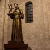 Nella parte sinistra protagonisti sono invece una statua di Sant�Antonio...